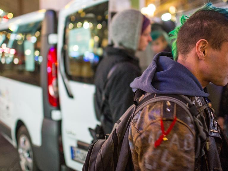 Bedürftige Jugendliche stehen am 13.12.2013 in Berlin auf dem Alexanderplatz an einem Bus des Kinder- und Jugendhauses Bolle.