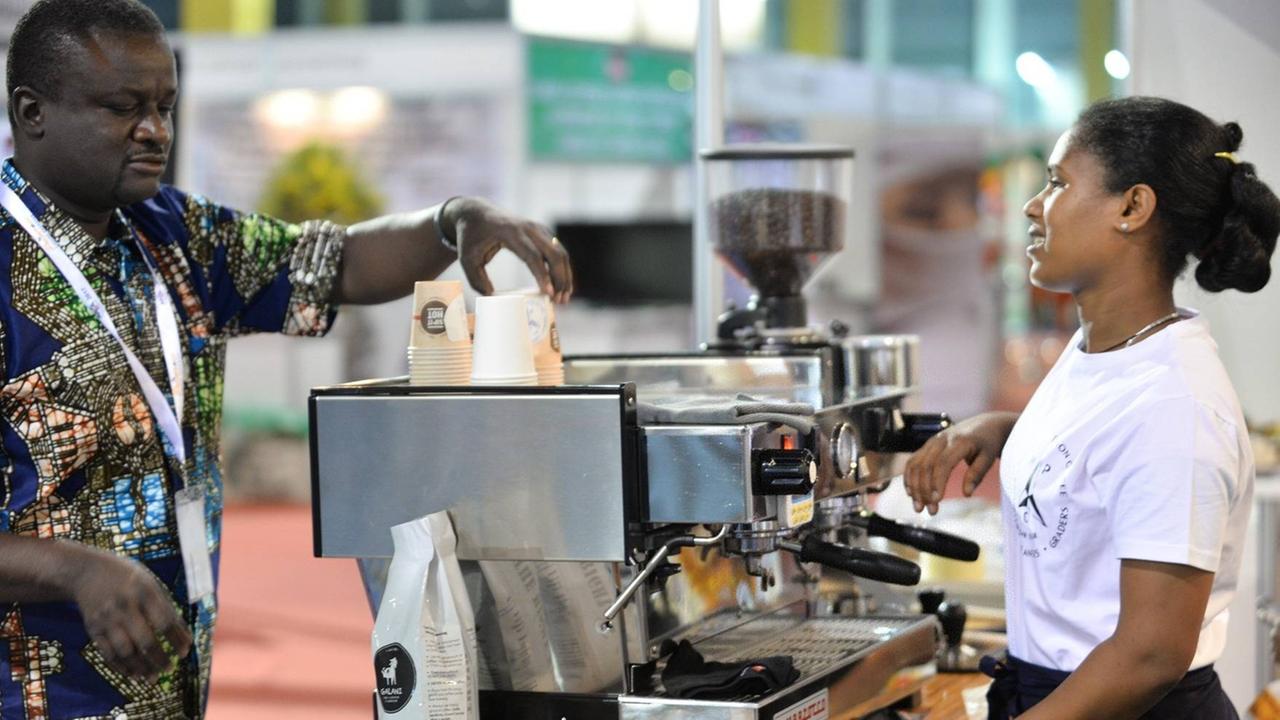 Auf der "African Fine Coffee Conference and Exhibition" in Addis Abeba in Äthiopien trafen sich im Februar 2017 regionale und internationale Kaffeeröster, Händler und Kaffeeproduzenten. Auf der "African Fine Coffee Conference and Exhibition" in Addis Abeba in Äthiopien trafen sich im Februar 2017 regionale und internationale Kaffeeröster, Händler und Kaffeeproduzenten.