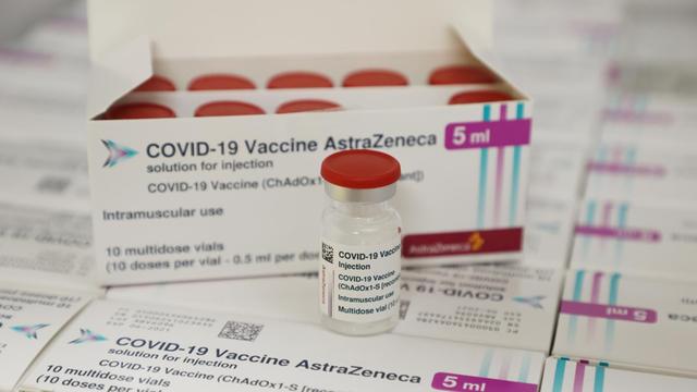 Der Impfstoff von Astrazeneca steht in einem Kühlschrank bei der Eröffnung des überregionalen Impfzentrum Gera. In der Pandorfhalle stehen zwölf Impfkabinen zur Verfügung.