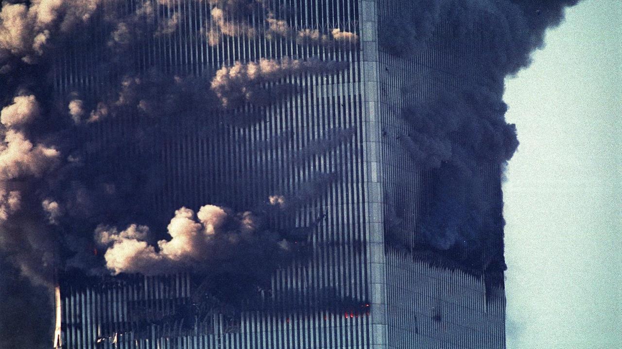 Einer der brennenden Türme des World Trade Centers, nachdem ein Flugzeug in das Gebäude geflogen ist.