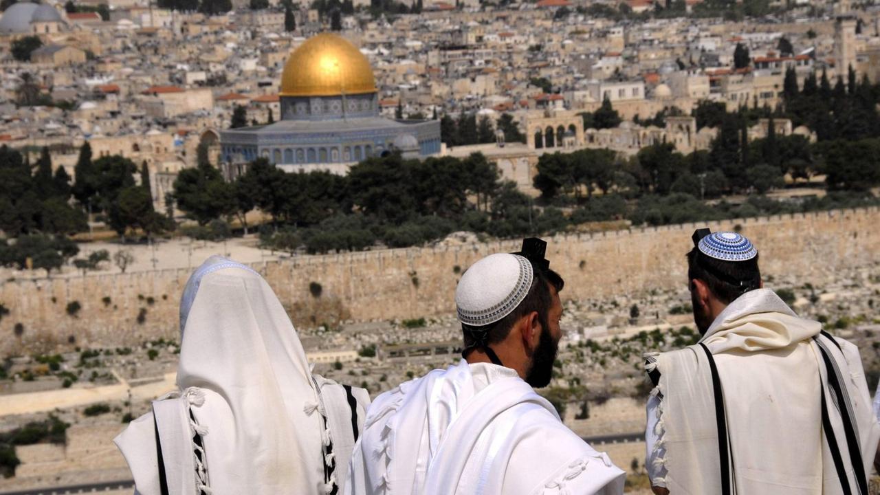 Religiöse Juden beten anlässlich des 40. Jahrestages - der Wiedervereinigung von Jerusalem - im Sechs-Tage-Krieg anlässlich des Jerusalemtages - auf dem Ölberg in Jerusalem.