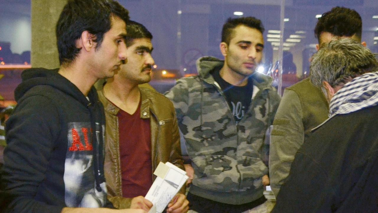Eine Gruppe aus Deutschland abgeschobener Asylbewerber steht am 15.12.2016 im Ankunftsbereich des Kabuler Flughafens. Sie gehören zur ersten Gruppe abgelehnter Asylbewerber, die Deutschland nach Afghanistan zurückgeschickt hat. Eine Gruppe aus Deutschland abgeschobener Asylbewerber steht am 15.12.2016 im Ankunftsbereich des Kabuler Flughafens. Sie gehören zur ersten Gruppe abgelehnter Asylbewerber, die Deutschland nach Afghanistan zurückgeschickt hat.