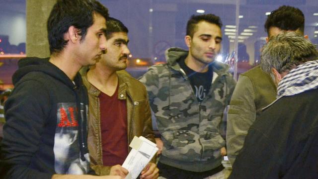 Eine Gruppe aus Deutschland abgeschobener Asylbewerber steht am 15.12.2016 im Ankunftsbereich des Kabuler Flughafens. Sie gehören zur ersten Gruppe abgelehnter Asylbewerber, die Deutschland nach Afghanistan zurückgeschickt hat.