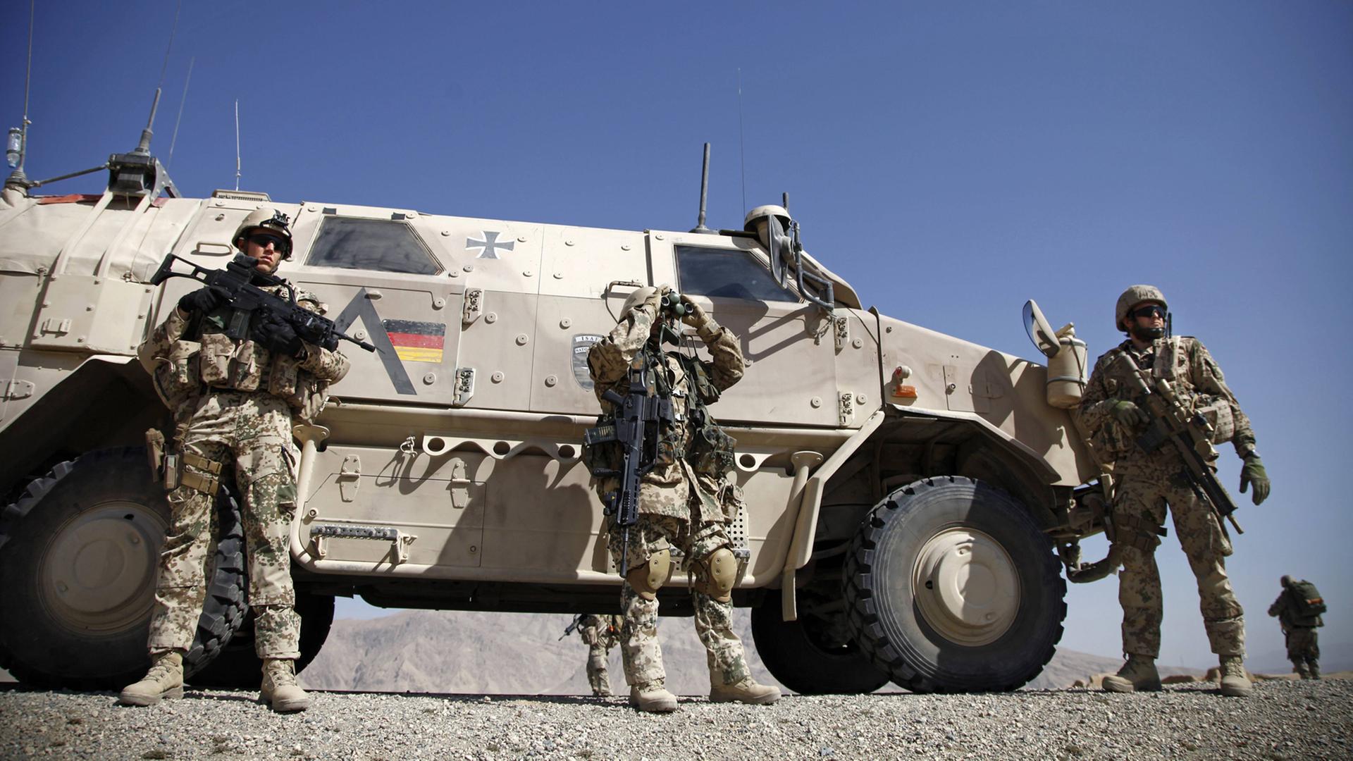 Bundeswehrsoldaten stehen vor ihrem Fahrzeug in Afghanistan im Oktober 2012.