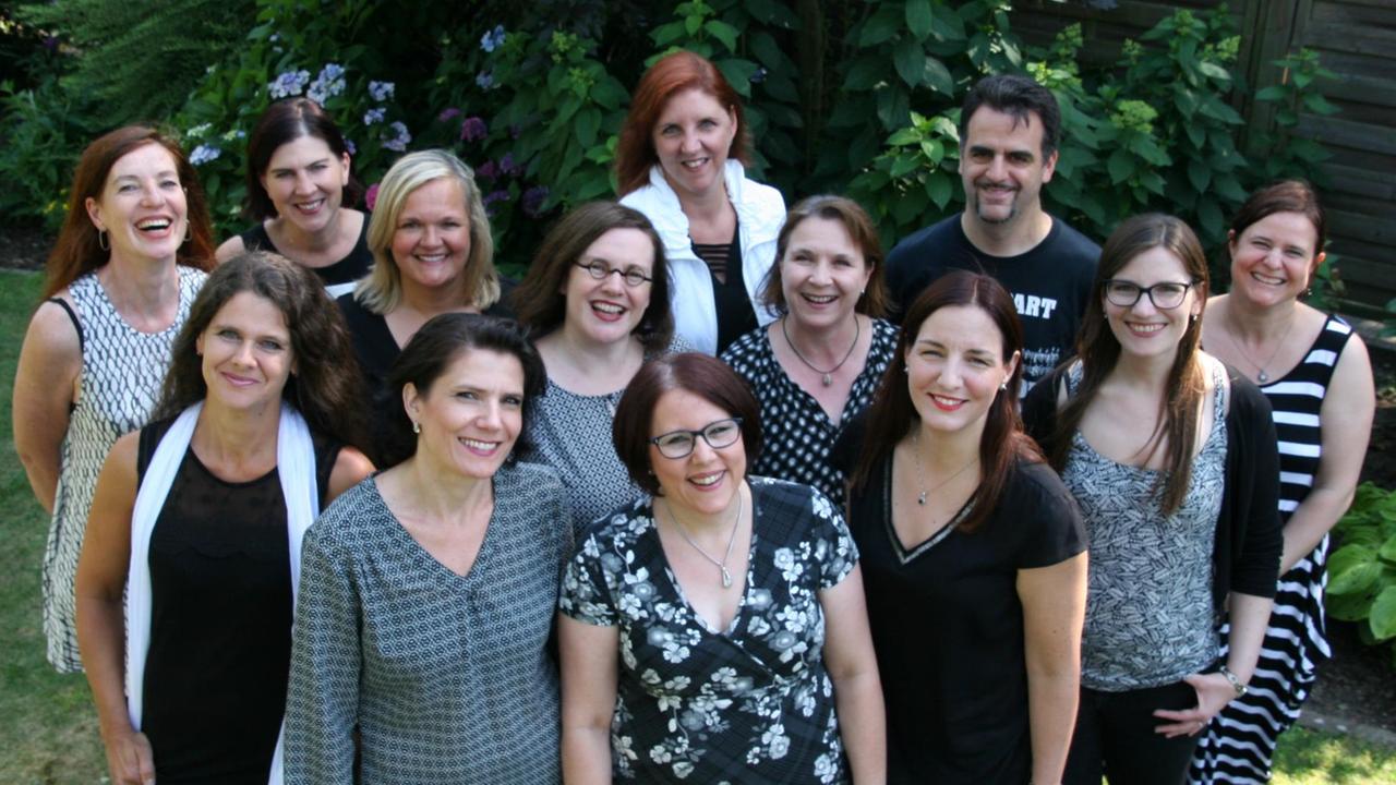 Ein Gruppenbild der Sängerinnen aus leicht erhöhter Perspektive. Ein Gruppenbild der Sängerinnen aus leicht erhöhter Perspektive.