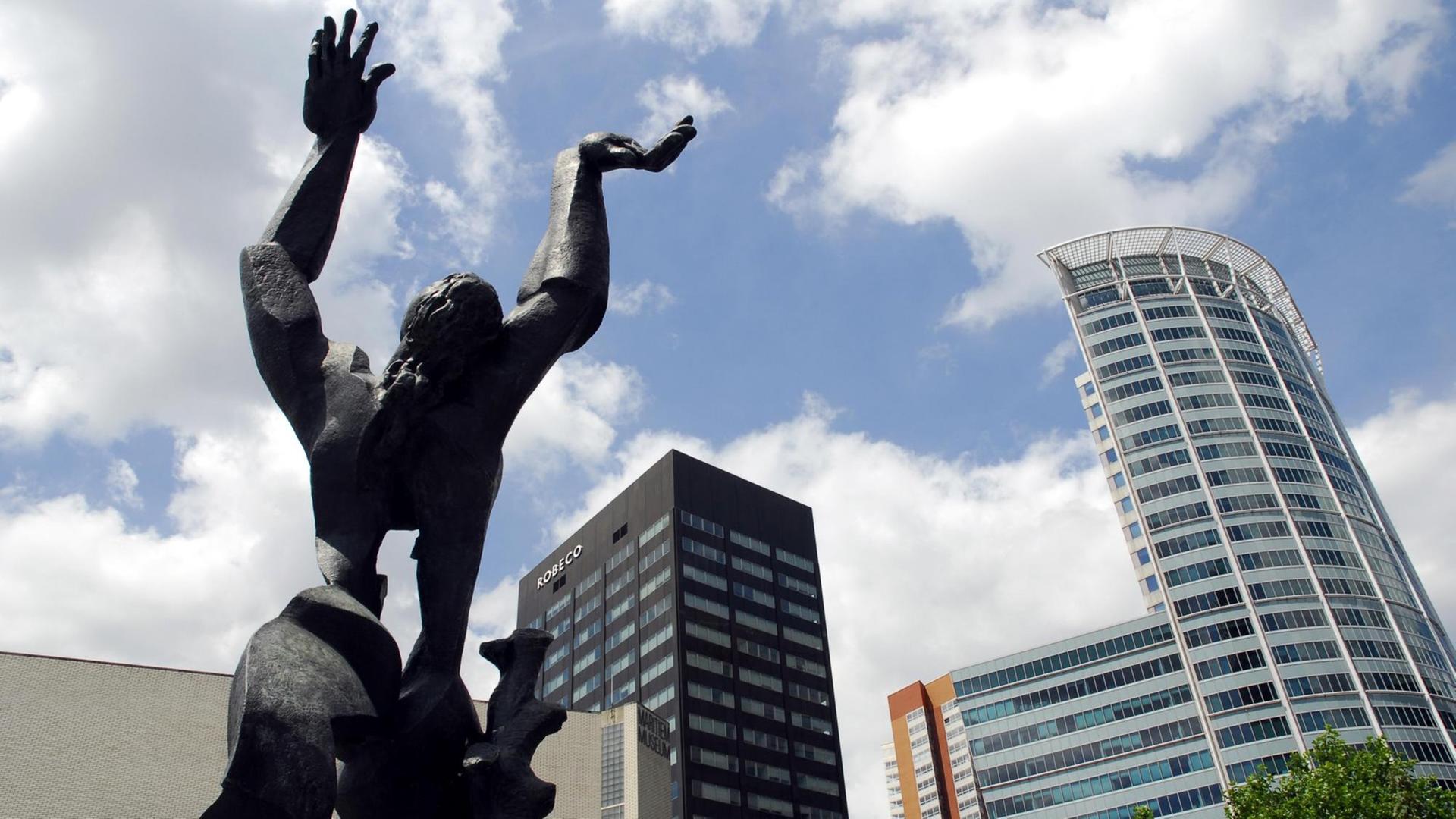 "De Verwoeste Stad": Die Skulptur des russischen Bildhauers Ossip Zadkine im Zentrum von Rotterdam zeigt einen Mann, der seinen Kopf in den Nacken gelegt hat, sein Mund ist aufgerissen, die Arme gen Himmel gerichteten. Da, wo andere ihr Herz haben, klafft ein riesiges Loch. "De Verwoeste Stad": Die Skulptur des russischen Bildhauers Ossip Zadkine im Zentrum von Rotterdam zeigt einen Mann, der seinen Kopf in den Nacken gelegt hat, sein Mund ist aufgerissen, die Arme gen Himmel gerichteten. Da, wo andere ihr Herz haben, klafft ein riesiges Loch.
