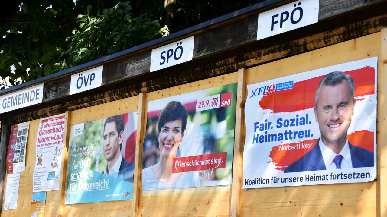 Mehrere Wahlplakate zur Nationalratswahl am 29. September 2019 in Österreich hängen an einer Wand im Freien