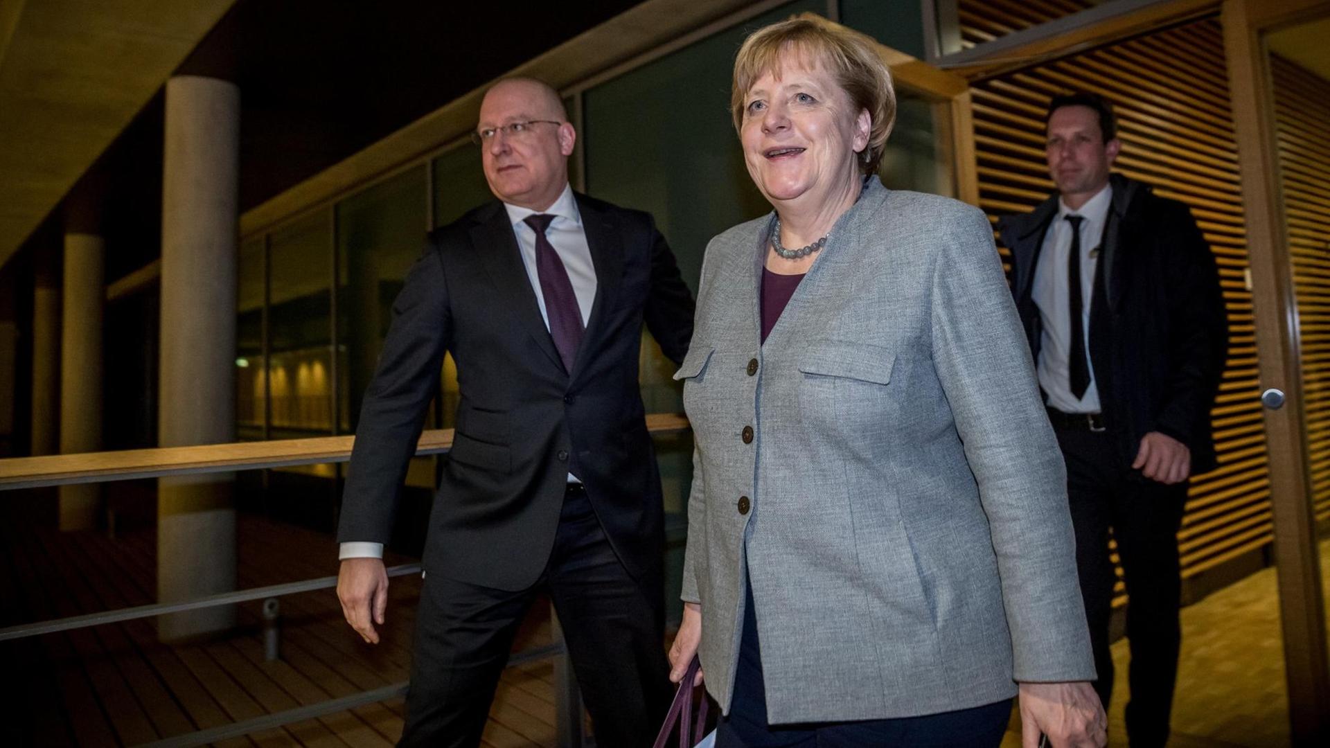 Bundeskanzlerin Angela Merkel (CDU) kommt am 13.12.2017 im Jakob-Kaiser-Haus im Bundestag in Berlin nach Vorgesprächen mit SPD und CSU aus den Räumen der CDU-Fraktion. Bundeskanzlerin Angela Merkel (CDU) kommt am 13.12.2017 im Jakob-Kaiser-Haus im Bundestag in Berlin nach Vorgesprächen mit SPD und CSU aus den Räumen der CDU-Fraktion.