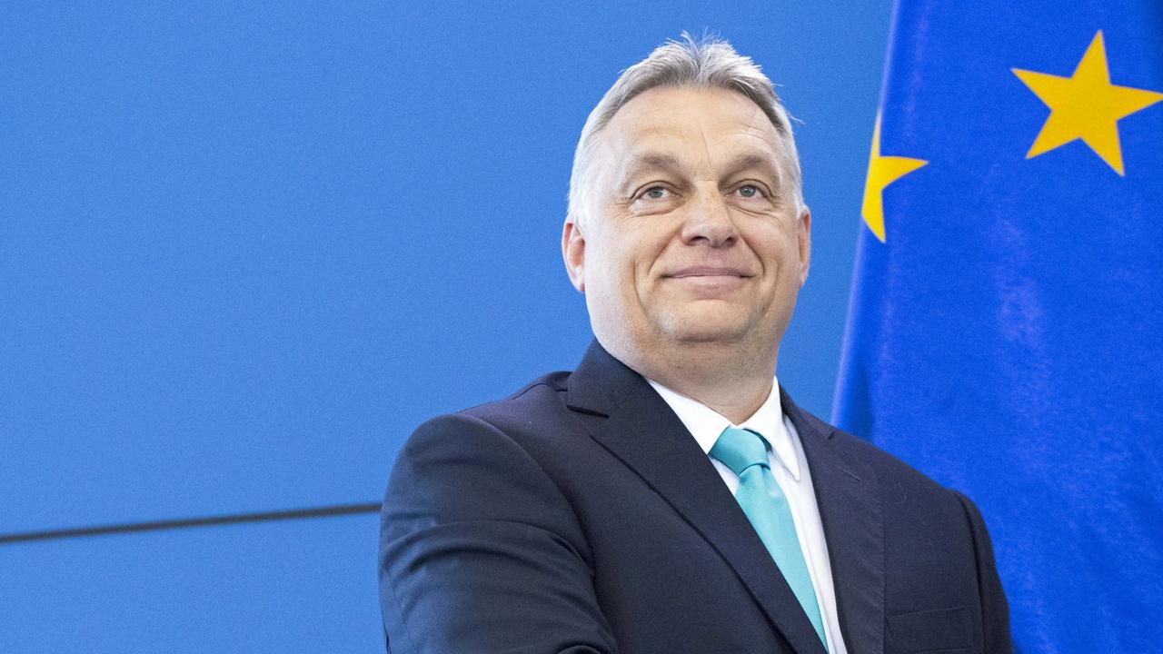 Ungarns Ministerpräsident Viktor Orbánsteht während eines Besuchs in der polnischen Hauptstadt Warschau am 14.5.2018 vor einer EU-Flagge. Ungarns Ministerpräsident Viktor Orbánsteht während eines Besuchs in der polnischen Hauptstadt Warschau am 14.5.2018 vor einer EU-Flagge.