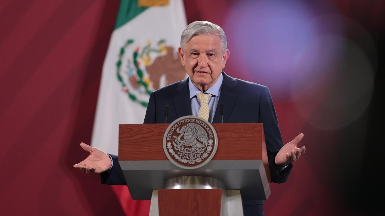Der mexikanische Präsident Andres Manuel Lopez Obrador steht an einem Pult und spricht, im Hintergrund die mexikanische Flagge. Der mexikanische Präsident Andres Manuel Lopez Obrador steht an einem Pult und spricht, im Hintergrund die mexikanische Flagge.