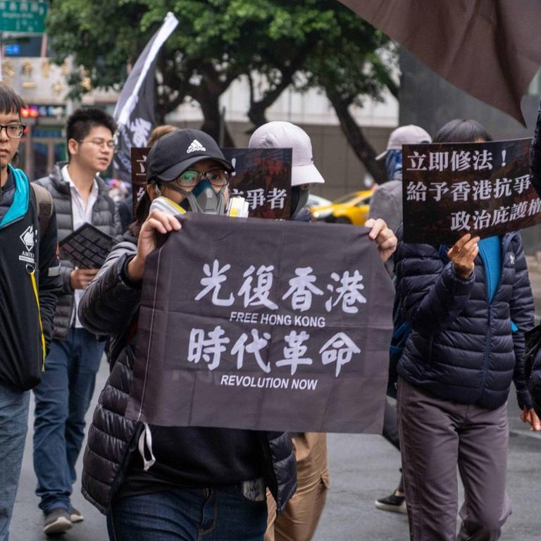 Taiwan: Eine Frau hält ein Plakat mit der Aufschrift "Frei Hongkong, Revolution jetzt während des Marsches". Mitglieder des Internationalen Sozialistischen Forward ISF marschierten in Taipeh und forderten Gesetzesänderungen, die es Taiwan ermöglichen würden, diese zu gewähren politisches Asyl für Hongkonger.  