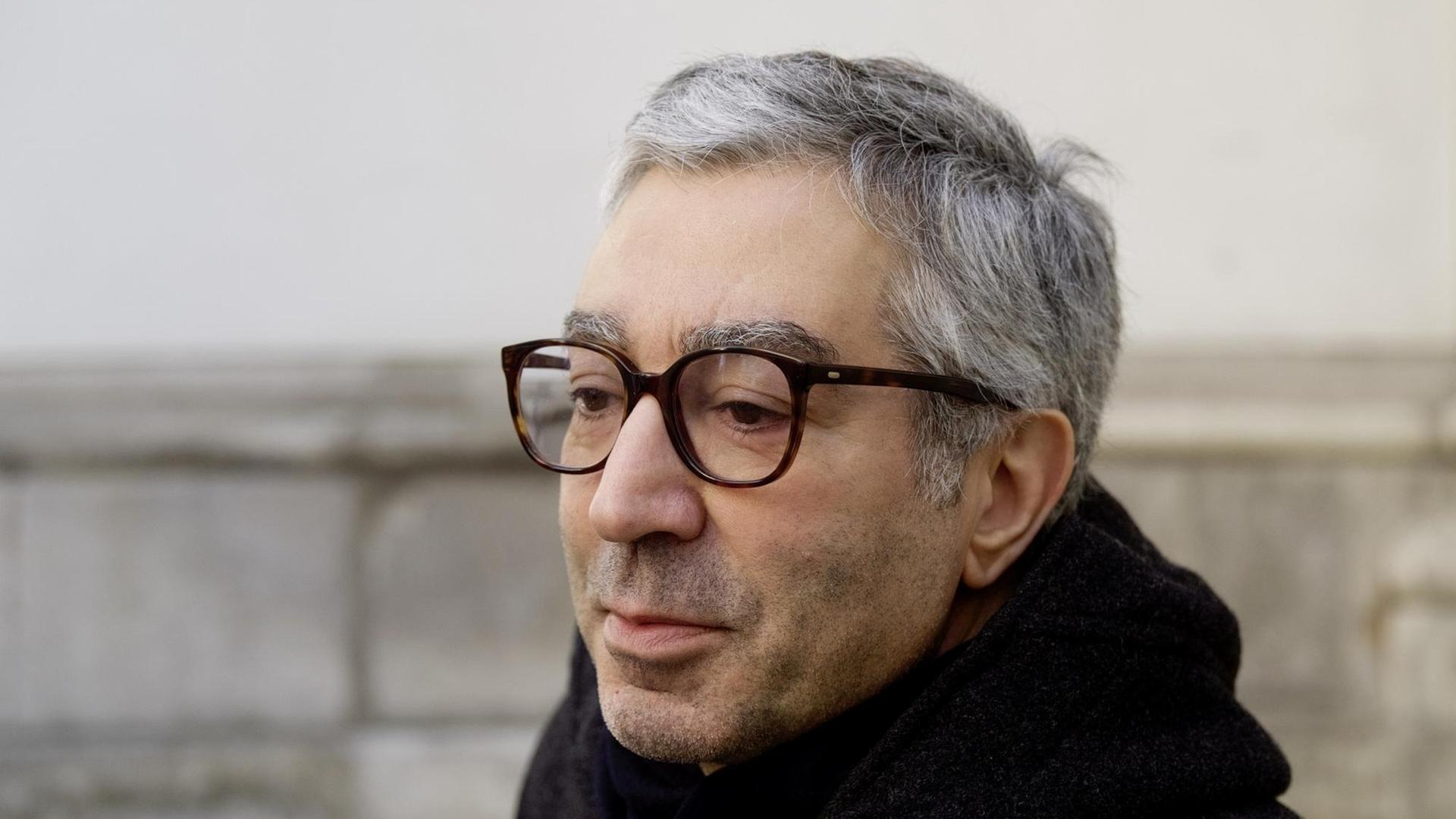 Portrait von Didier Eribon in Wien, mit Brille und einem schwarzen Schal um den Hals.