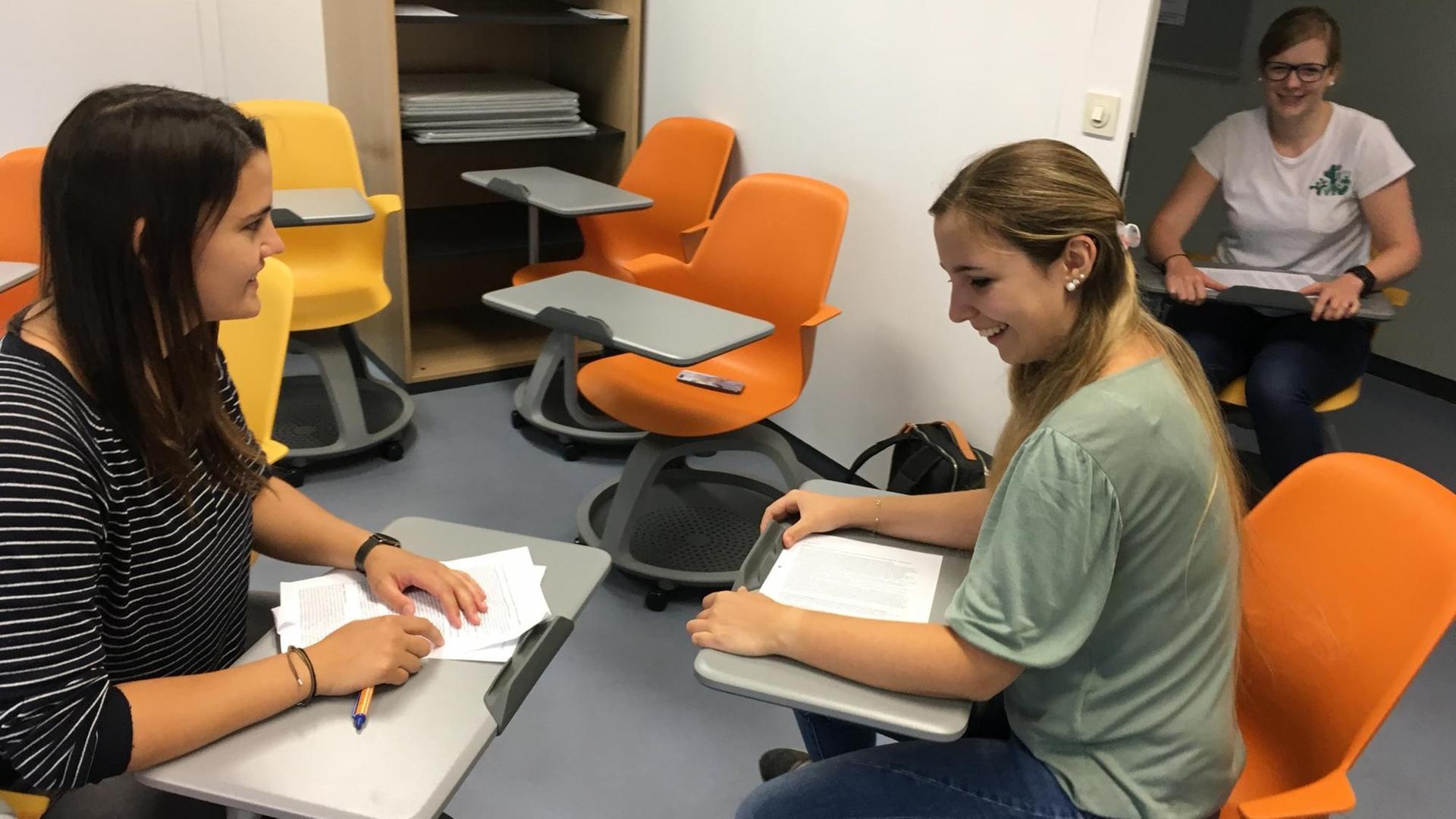 Mehrere Studierende sitzen auf beweglichen Stühlen im Active Learning Center der Pädagogischen Hochschule Heidelberg Mehrere Studierende sitzen auf beweglichen Stühlen im Active Learning Center der Pädagogischen Hochschule Heidelberg