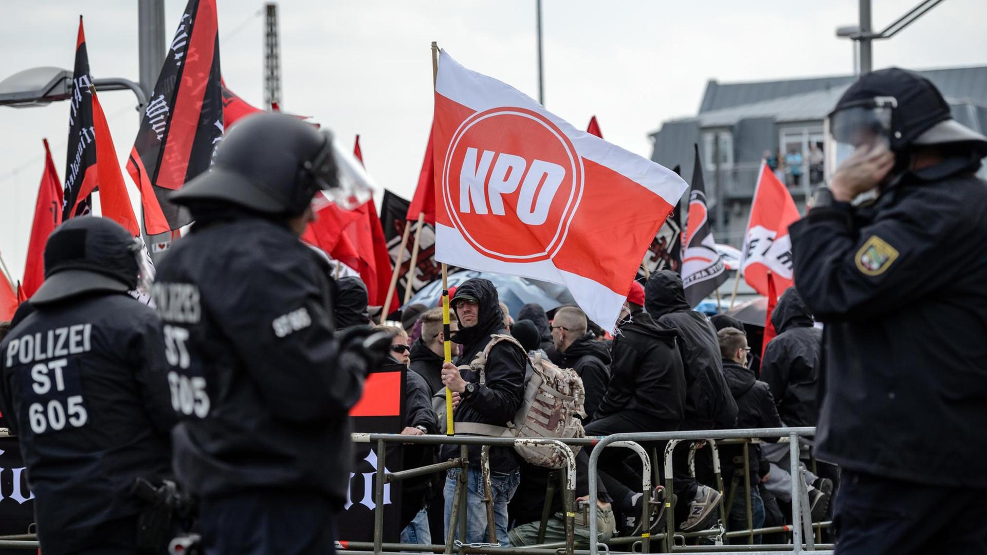 Teilnehmer eines geplanten Aufmarsches der rechten Szene warten am 01.05.2017 in Halle/Saale auf den Beginn der Veranstaltung. Teilnehmer eines geplanten Aufmarsches der rechten Szene warten am 01.05.2017 in Halle/Saale auf den Beginn der Veranstaltung.