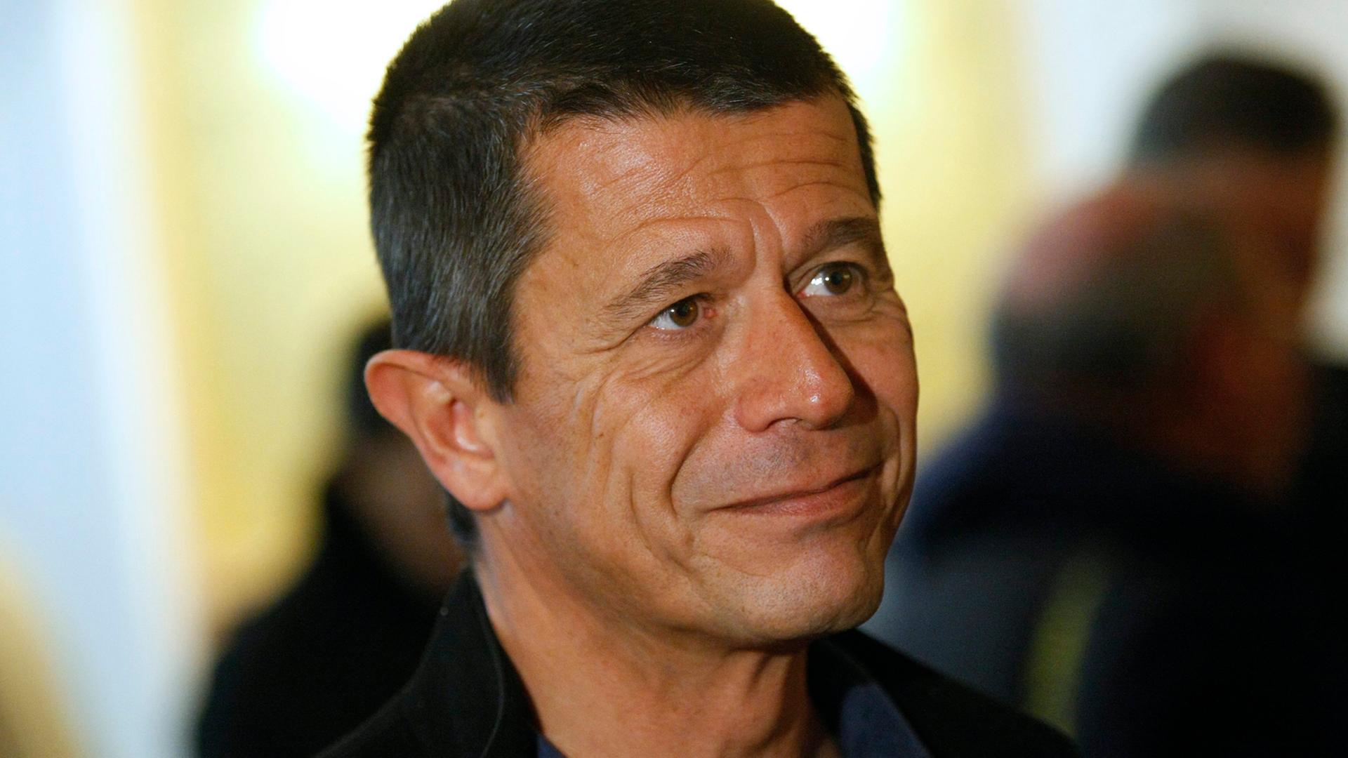 Der französische Autor Emmanuel Carrère bei einer Preisverleihung in Paris im Jahr 2011. Der französische Autor Emmanuel Carrère bei einer Preisverleihung in Paris im Jahr 2011.