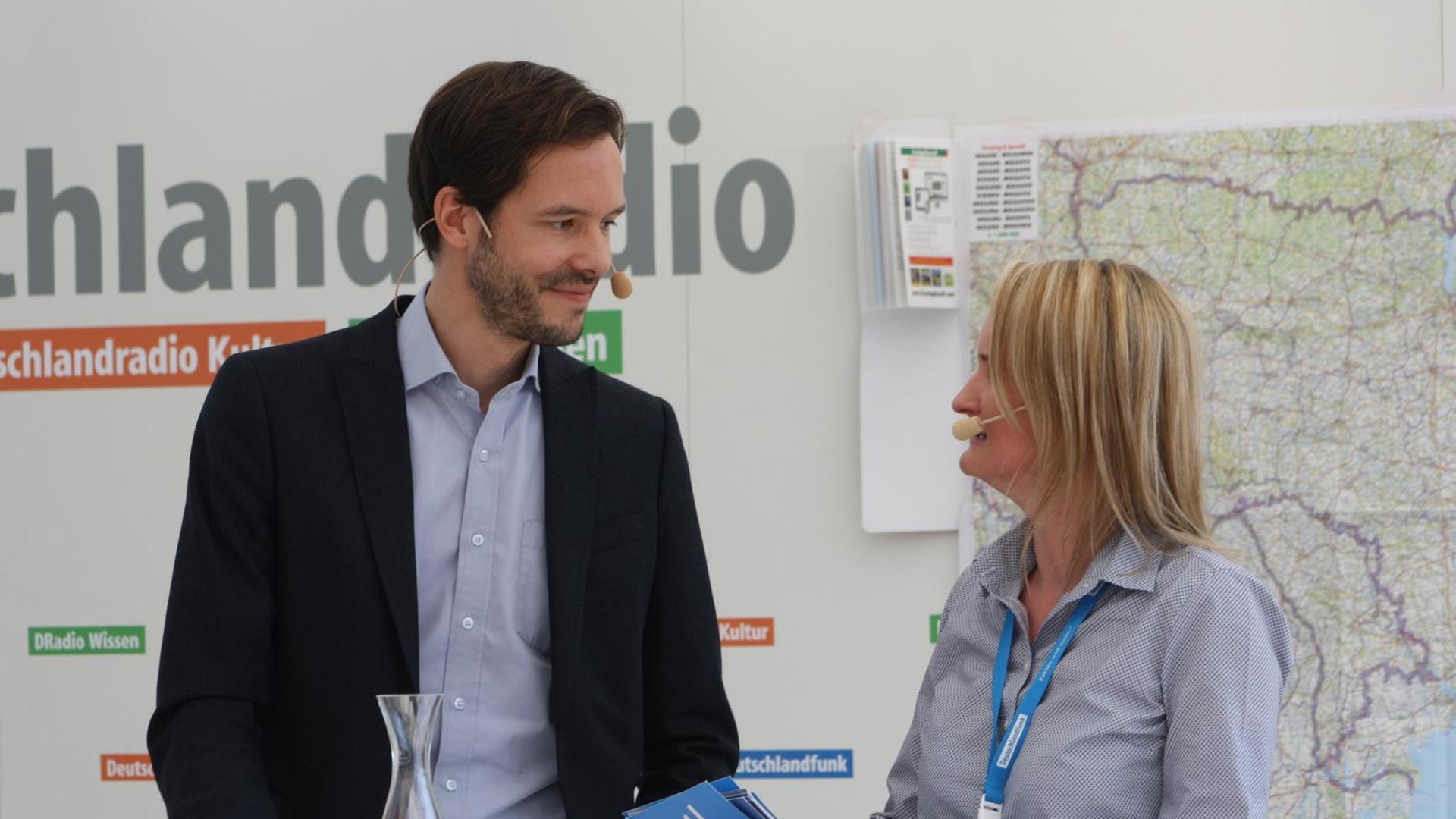 Der Autor und Journalist Jens Mühling im Gespräch mit Catrin Stövesand auf der Buchmesse Leipzig 2016 Der Autor und Journalist Jens Mühling im Gespräch mit Catrin Stövesand auf der Buchmesse Leipzig 2016