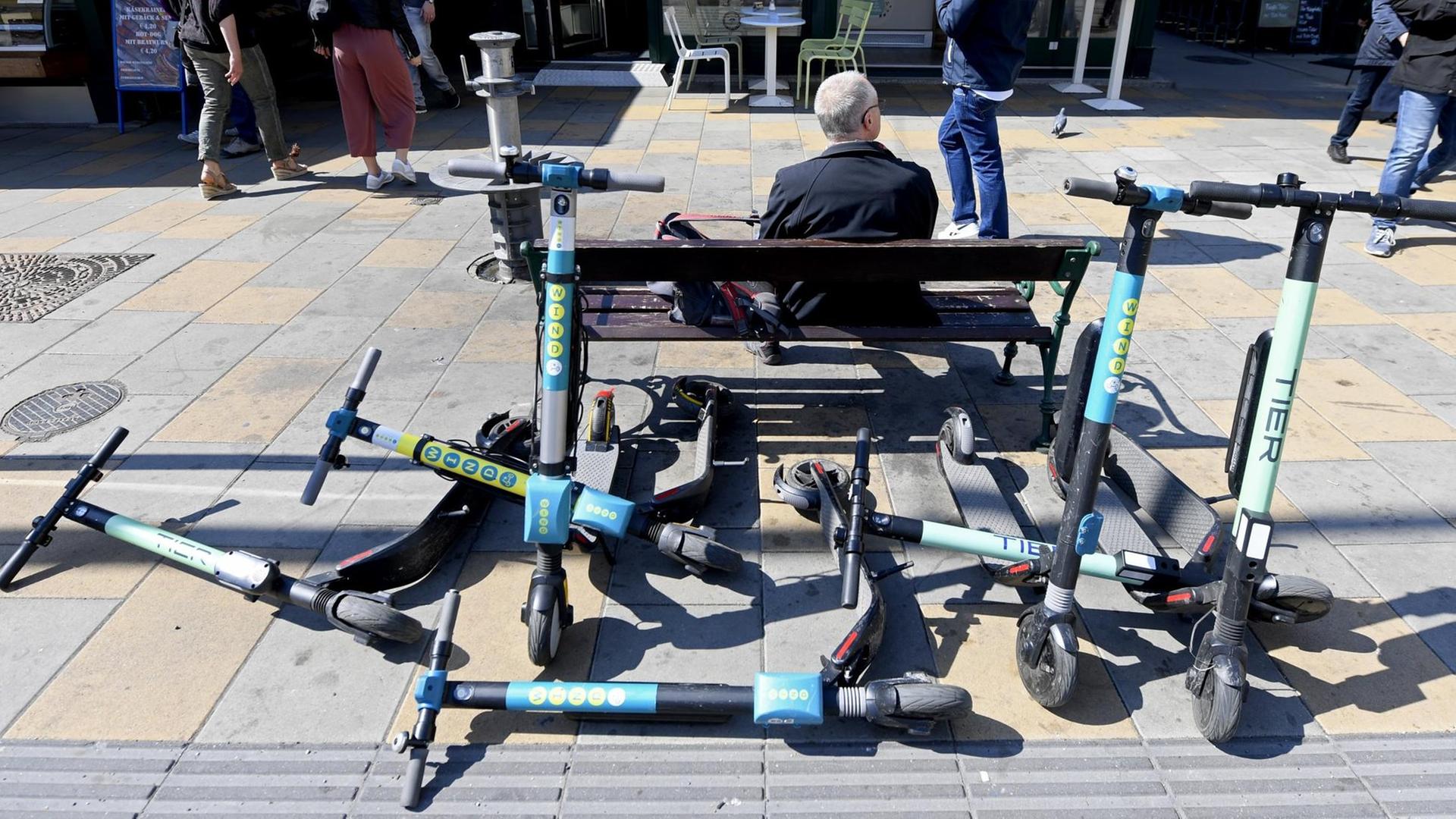 E-Scooter stehen und liegen am Naschmarkt in Wien. E-Scooter stehen und liegen am Naschmarkt in Wien.