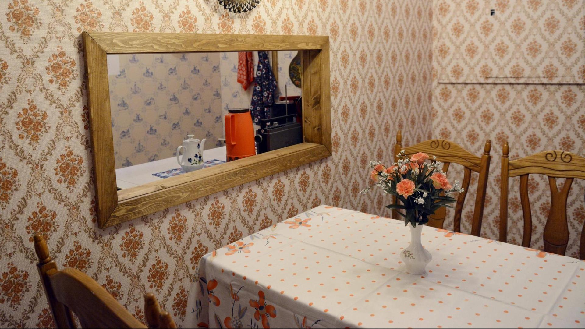 Eine Durchreiche verbindet Küche und Speisezimmer. Eine Durchreiche verbindet Küche und Speisezimmer.