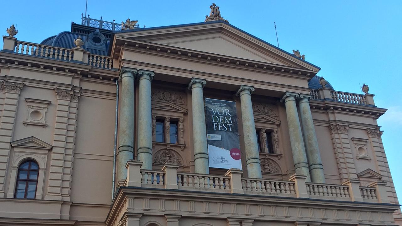 Das Mecklenburgische Staatstheater zu Schwerin mit Plakat zum Stück von Saša Stanišić.