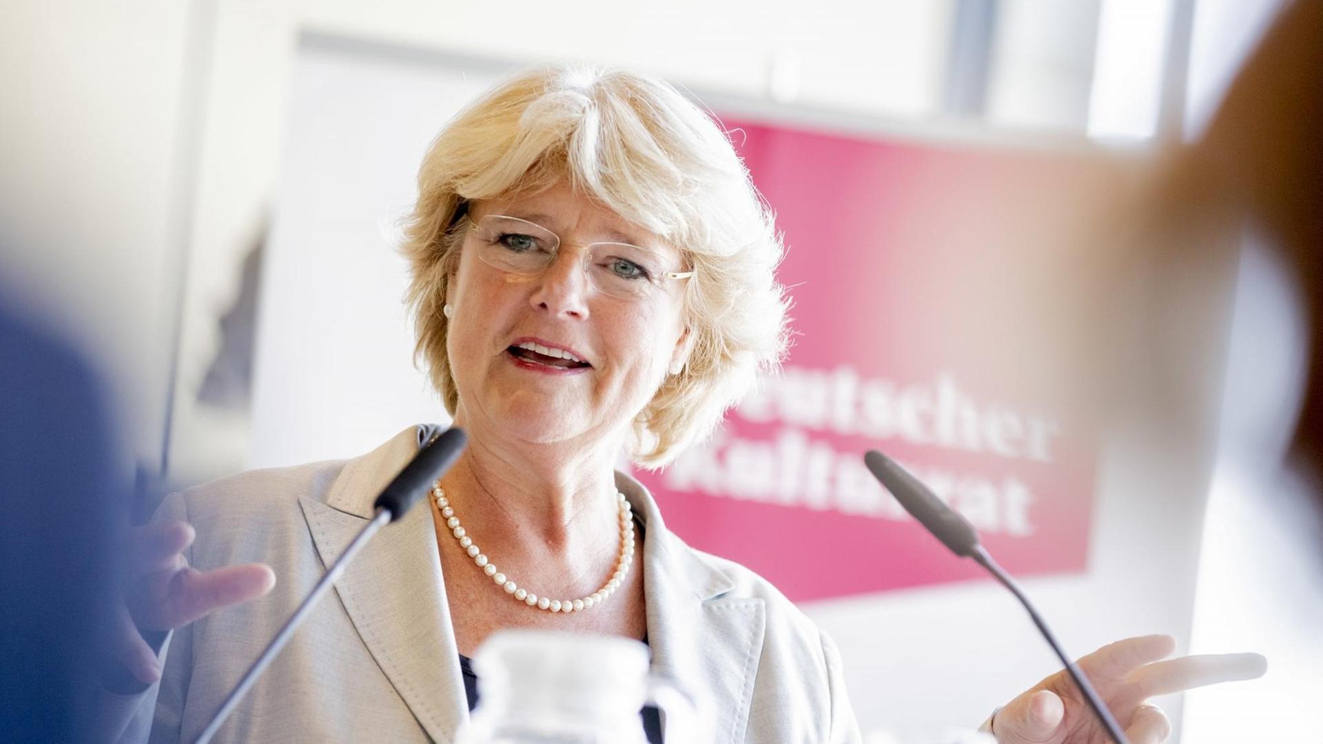 17.10.2018, Berlin: Monika Grütters (CDU), Kulturstaatsministerin, spricht bei der Vorstellung des Buches «Wachgeküsst. 20 Jahre neue Kulturpolitik des Bundes 1998-2018» in der Akademie der Künste. 17.10.2018, Berlin: Monika Grütters (CDU), Kulturstaatsministerin, spricht bei der Vorstellung des Buches «Wachgeküsst. 20 Jahre neue Kulturpolitik des Bundes 1998-2018» in der Akademie der Künste.