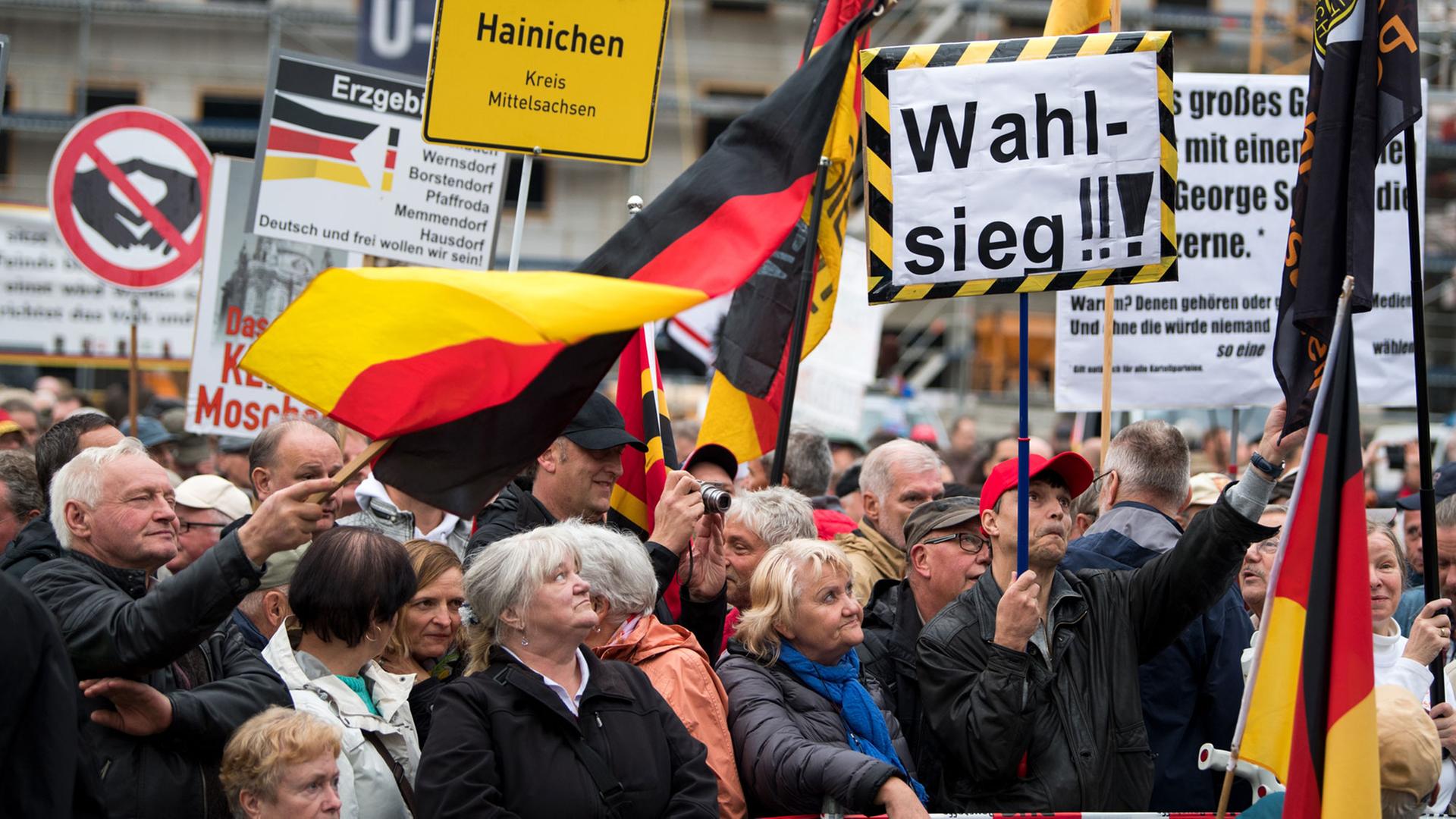 "Wahlsieg" steht auf einem der Transparente während der Kundgebung der islamfeindlichen Pegida-Bewegung am 25.09.2017 auf dem Neumarkt in Dresden (Sachsen). Betont einmütig haben Pegida und AfD am Montagabend in Dresden den Wahlerfolg der Rechtspopulisten bei der Bundestagswahl gefeiert. "Wahlsieg" steht auf einem der Transparente während der Kundgebung der islamfeindlichen Pegida-Bewegung am 25.09.2017 auf dem Neumarkt in Dresden (Sachsen). Betont einmütig haben Pegida und AfD am Montagabend in Dresden den Wahlerfolg der Rechtspopulisten bei der Bundestagswahl gefeiert.