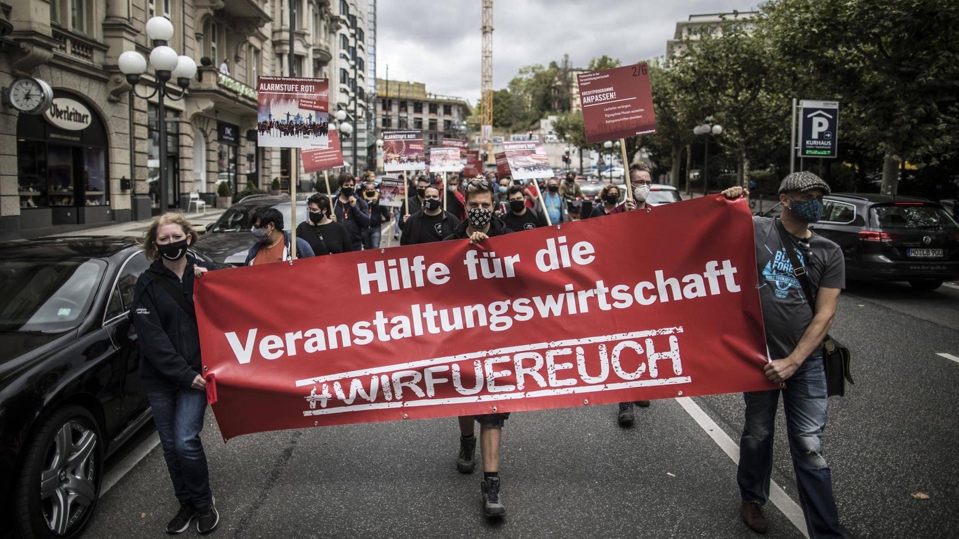 Demonstranten tragen ein Transparent mit der Aufschrift: "Hilfe für die Veranstaltungswirtschaft! #Wirfüreuch" Demonstranten tragen ein Transparent mit der Aufschrift: "Hilfe für die Veranstaltungswirtschaft! #Wirfüreuch"