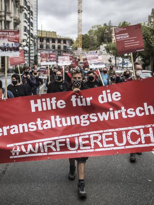 Demonstranten tragen ein Transparent mit der Aufschrift: "Hilfe für die Veranstaltungswirtschaft! #Wirfüreuch"