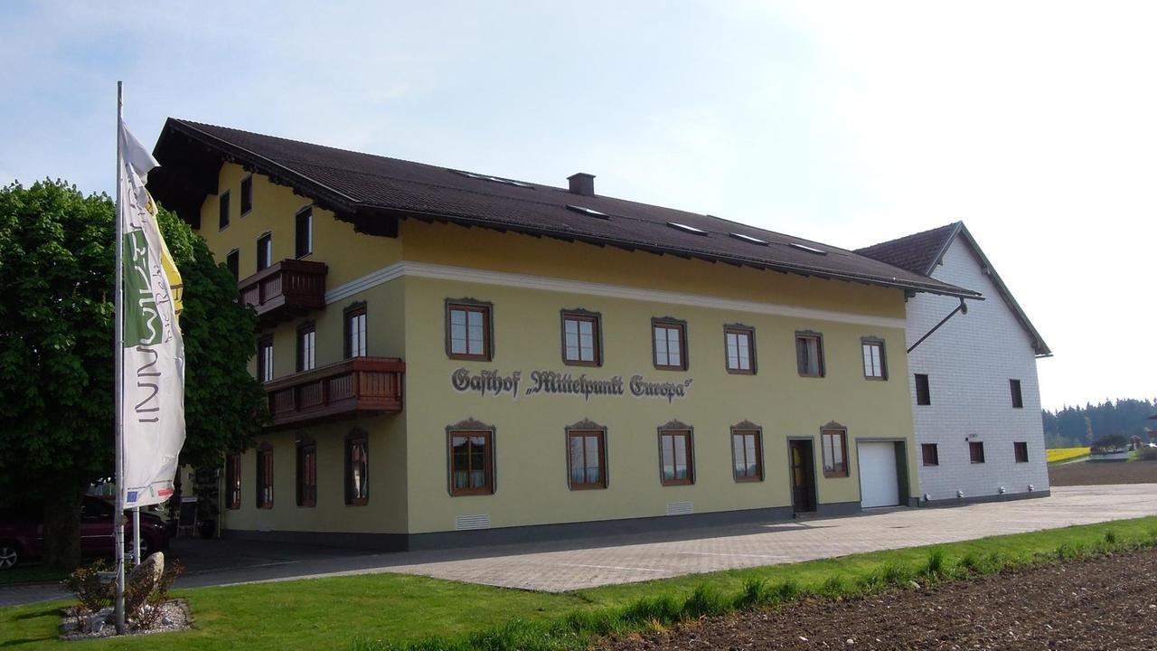 Der Gasthof "Mittelpunkt Europas" in Kühberg, Österreich. Der Gasthof "Mittelpunkt Europas" in Kühberg, Österreich.