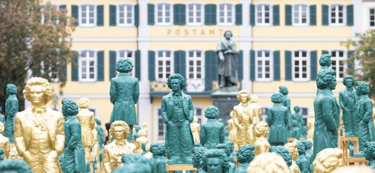 700 Ludwig van Beethoven Skulpturen stehen auf dem Bonner Münsterplatz vor dem historischen Beethovendenkmal.