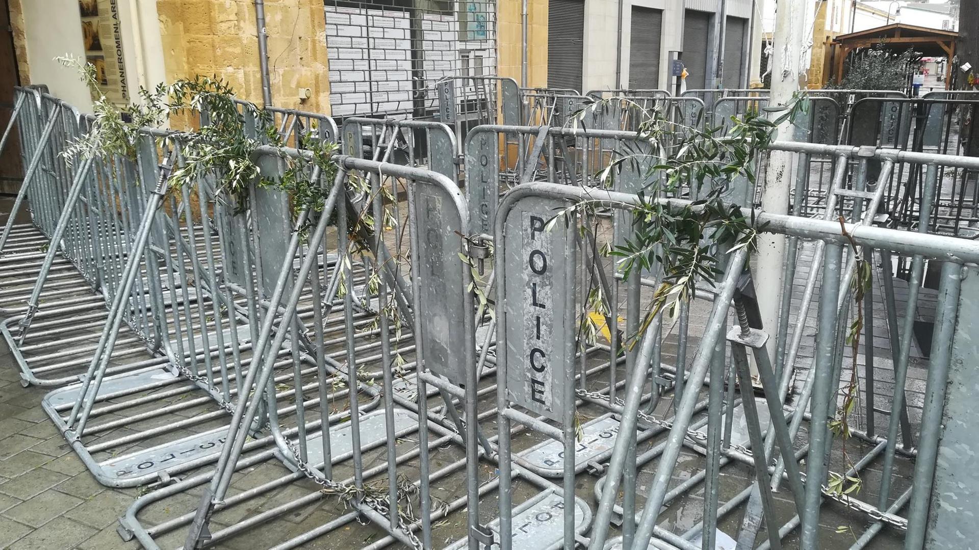 Absperrgitter am geschlossenen Checkpoint an der Ledra Straße in Nicosia im Süden Zyperns Absperrgitter am geschlossenen Checkpoint an der Ledra Straße in Nicosia im Süden Zyperns