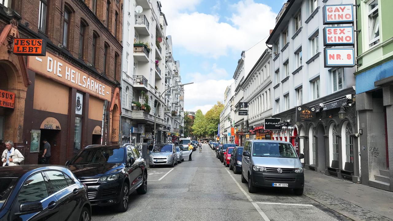 Blick in die Talstraße inkl. „Heilsarmee meets Gay Kino“ Blick in die Talstraße inkl. „Heilsarmee meets Gay Kino“