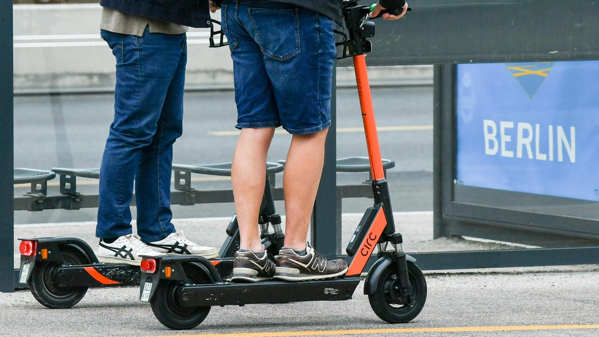Zwei E-Scooter in Berlin Zwei E-Scooter in Berlin