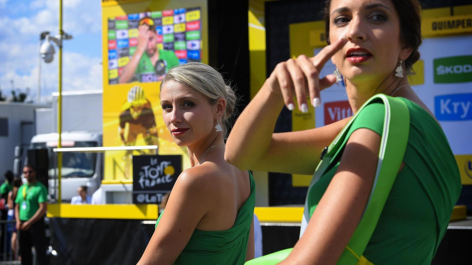 Die Hostessen für das Grüne Trikot bei der Tour de France warten auf ihren Einsatz. Die Hostessen für das Grüne Trikot bei der Tour de France warten auf ihren Einsatz.