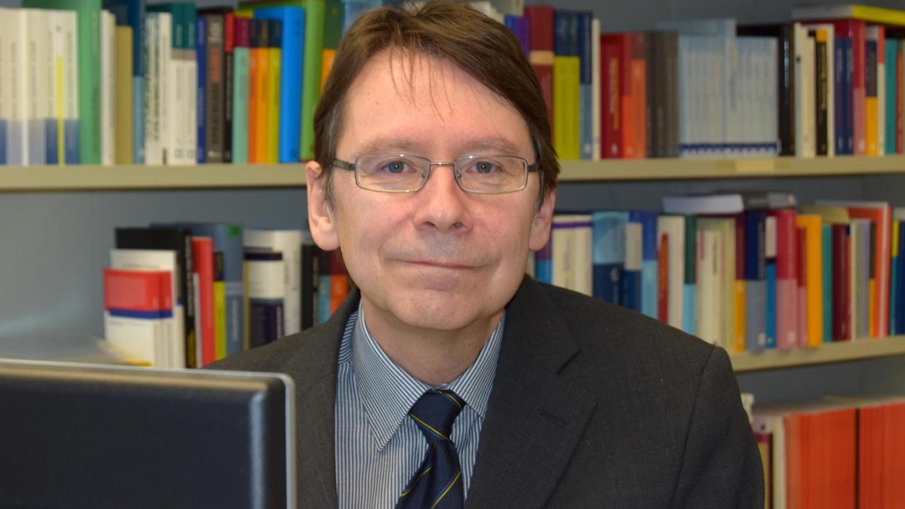 Der Politikwissenschaftler Uwe Jun sitzt in Trier an seinem Schreibtisch in seinem Büro. Der Politikwissenschaftler Uwe Jun sitzt in Trier an seinem Schreibtisch in seinem Büro.