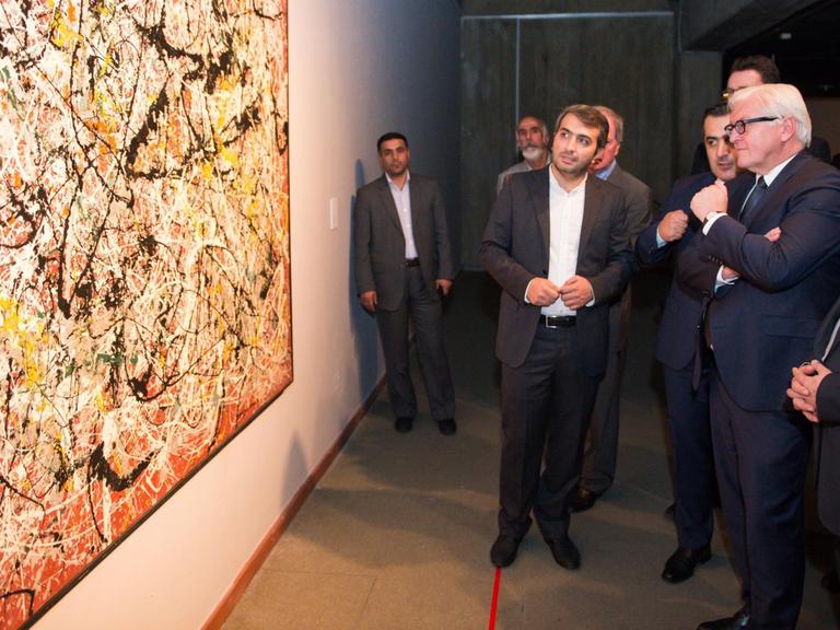 Bundes-Außen-Minister Steinmeier schaut sich in Teheran ein Bild von Jackson Pollock an, das nach Berlin kommen sollte.