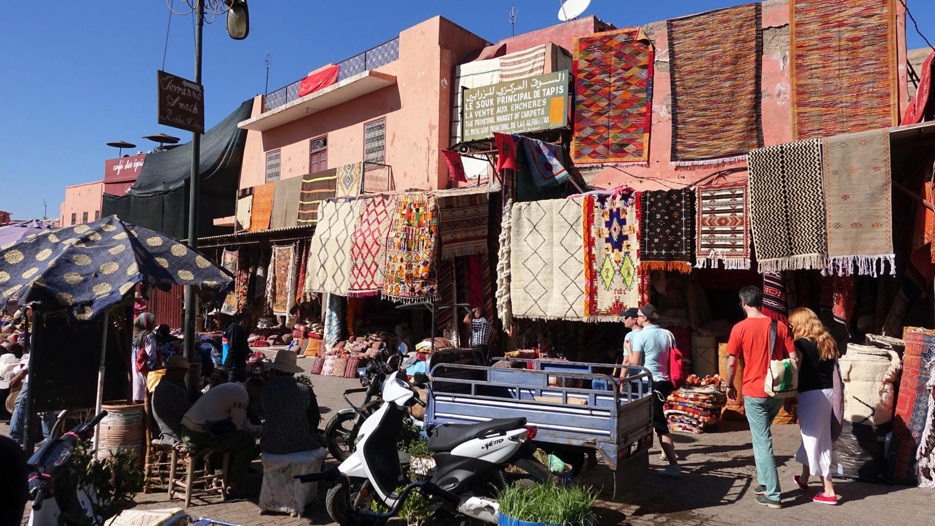 Händler bieten Teppiche in ihren Läden in der Medina an