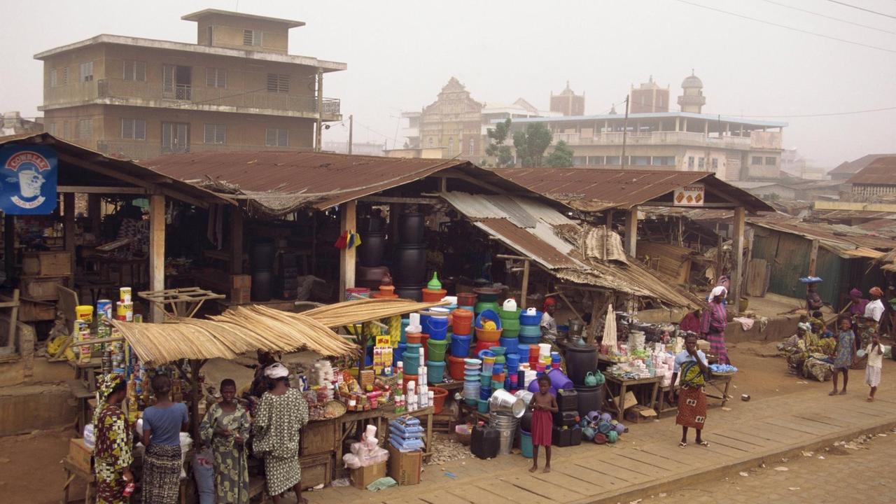 Ein Straßenmarkt in Porto Novo in Benin.