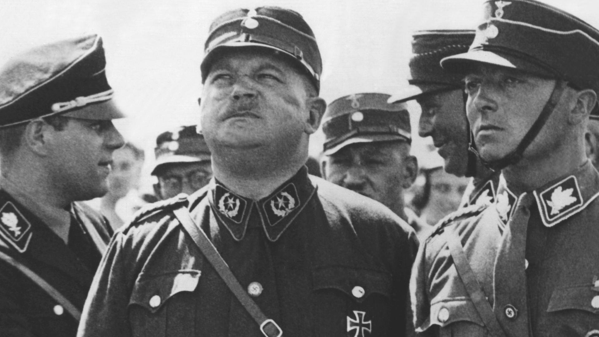 Ernst Röhm (m.), Stabschef der SA (Sturmabteilung), in einer zeitgenössischen Aufnahme Ernst Röhm (m.), Stabschef der SA (Sturmabteilung), in einer zeitgenössischen Aufnahme