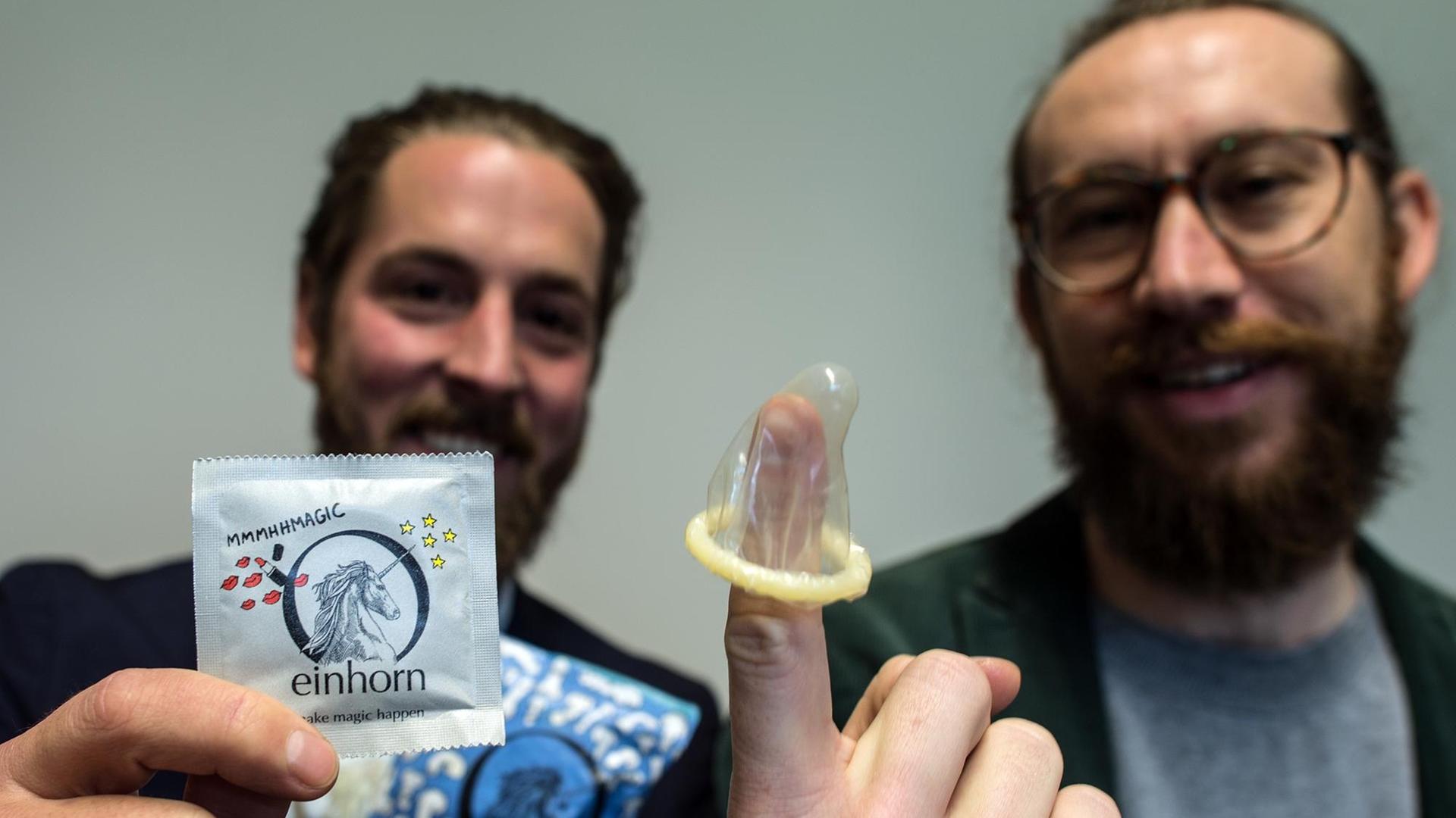Die Einhorn-Geschäftsführer Waldemar Zeiler (r) und Philip Siefer zeigen 2015 im Landgericht Düsseldorf Kondome ihrer Firma .