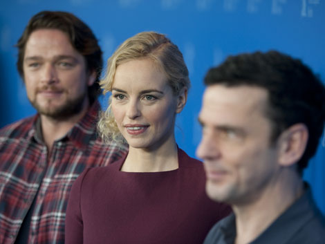 Schauspieler Ronald Zehrfeld, Nina Hoss und Regisseur Christian Petzold (von links) präsentierten "Barbara" auf der Berlinale Schauspieler Ronald Zehrfeld, Nina Hoss und Regisseur Christian Petzold (von links) präsentierten "Barbara" auf der Berlinale