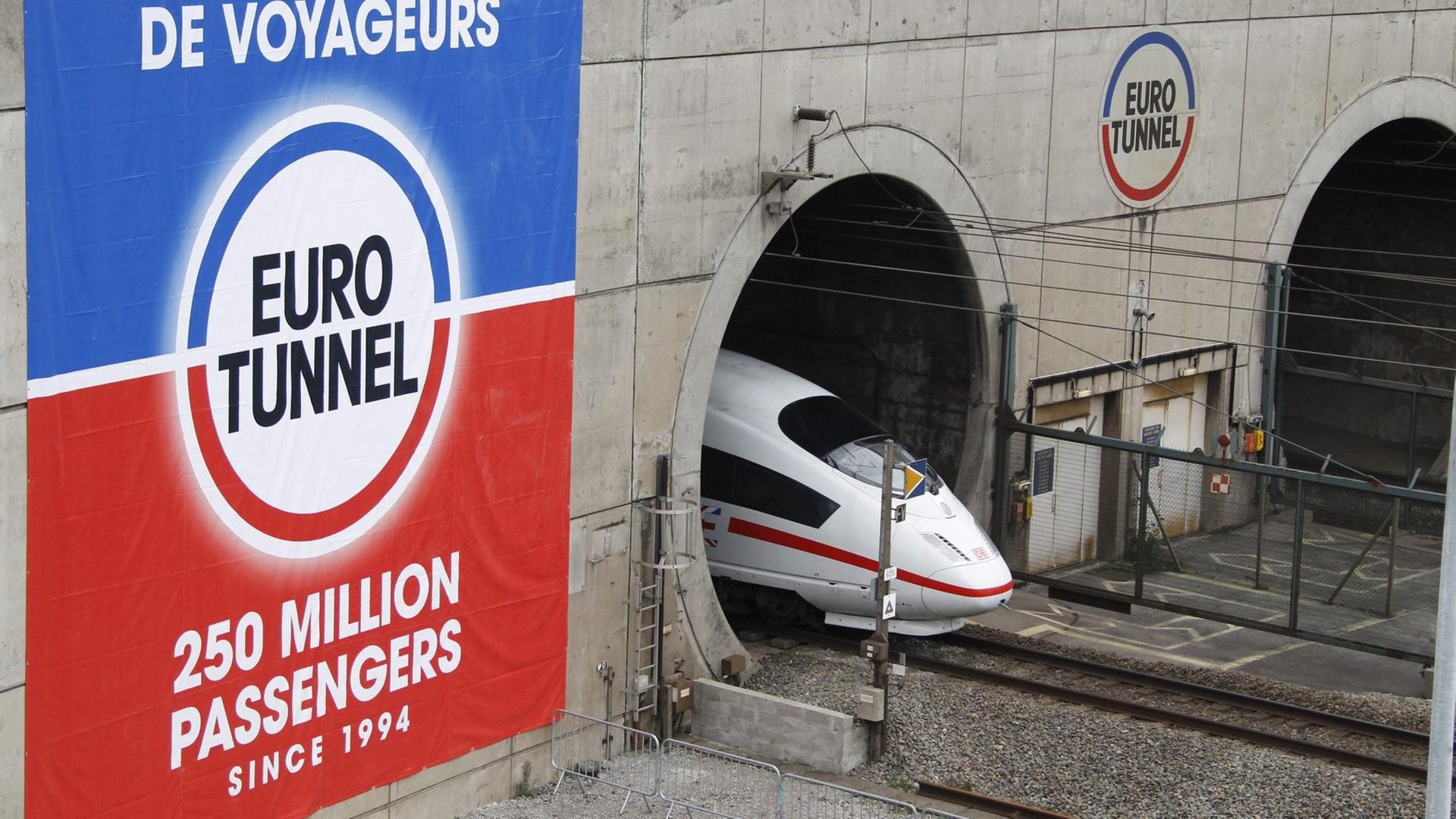 Ein deutscher ICE fährt am 13.10.2010 erstmals durch den Eurotunnel. Ein deutscher ICE fährt am 13.10.2010 erstmals durch den Eurotunnel.