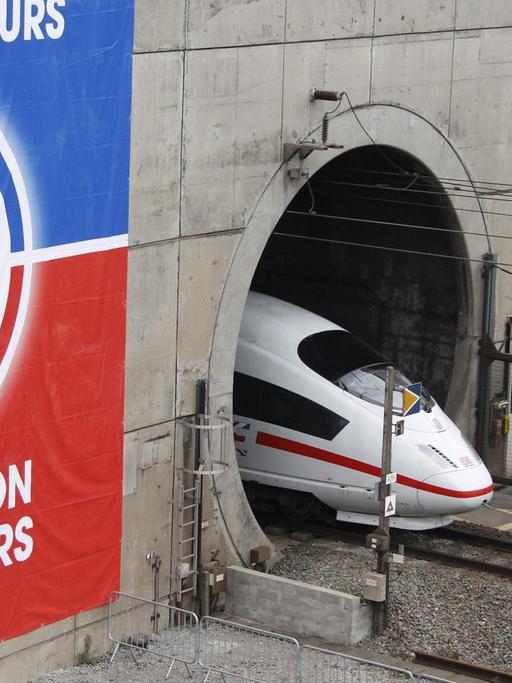 Ein deutscher ICE fährt am 13.10.2010 erstmals durch den Eurotunnel.