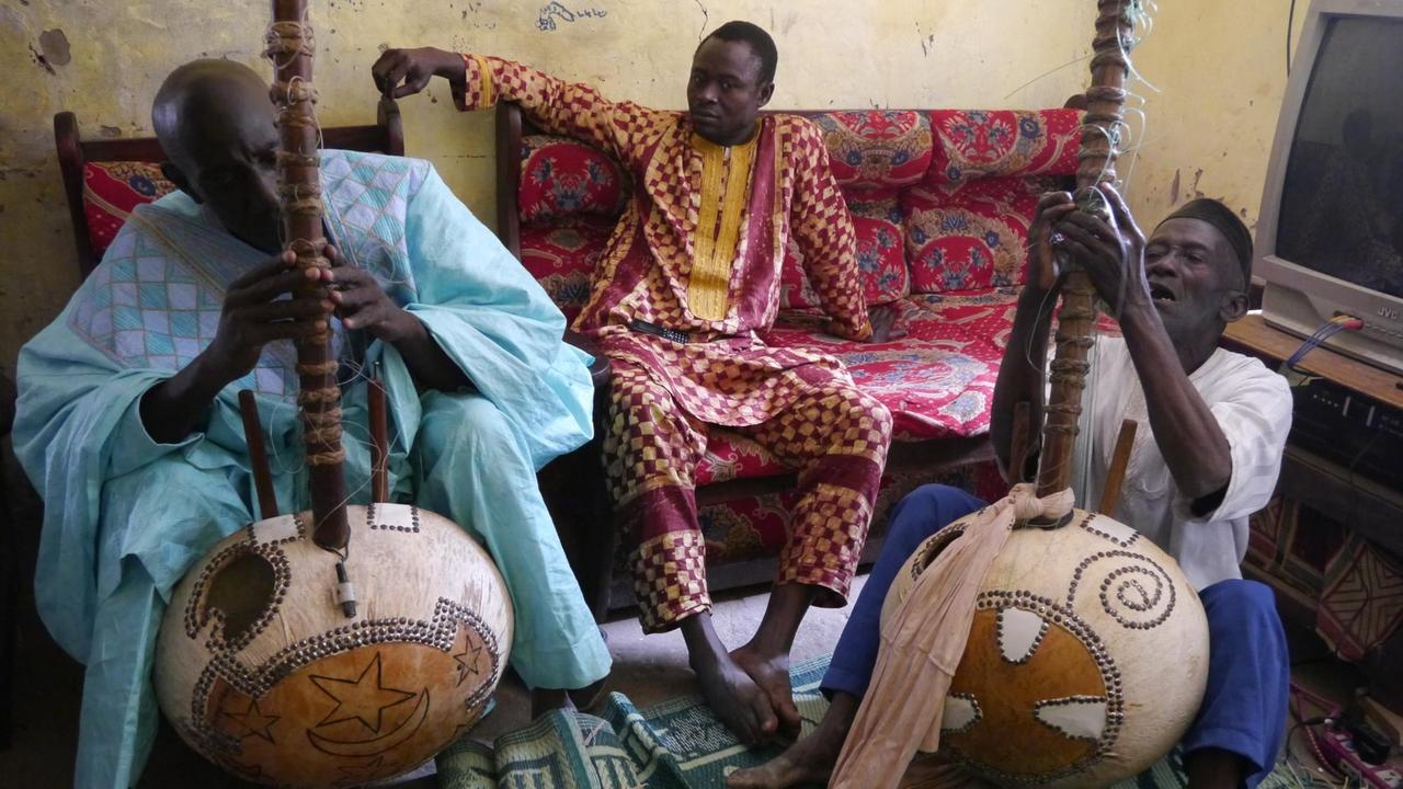 Alagi Mbye und Jaly Madji spielen zu zweit auf der Kora. Alagi Mbye und Jaly Madji spielen zu zweit auf der Kora.