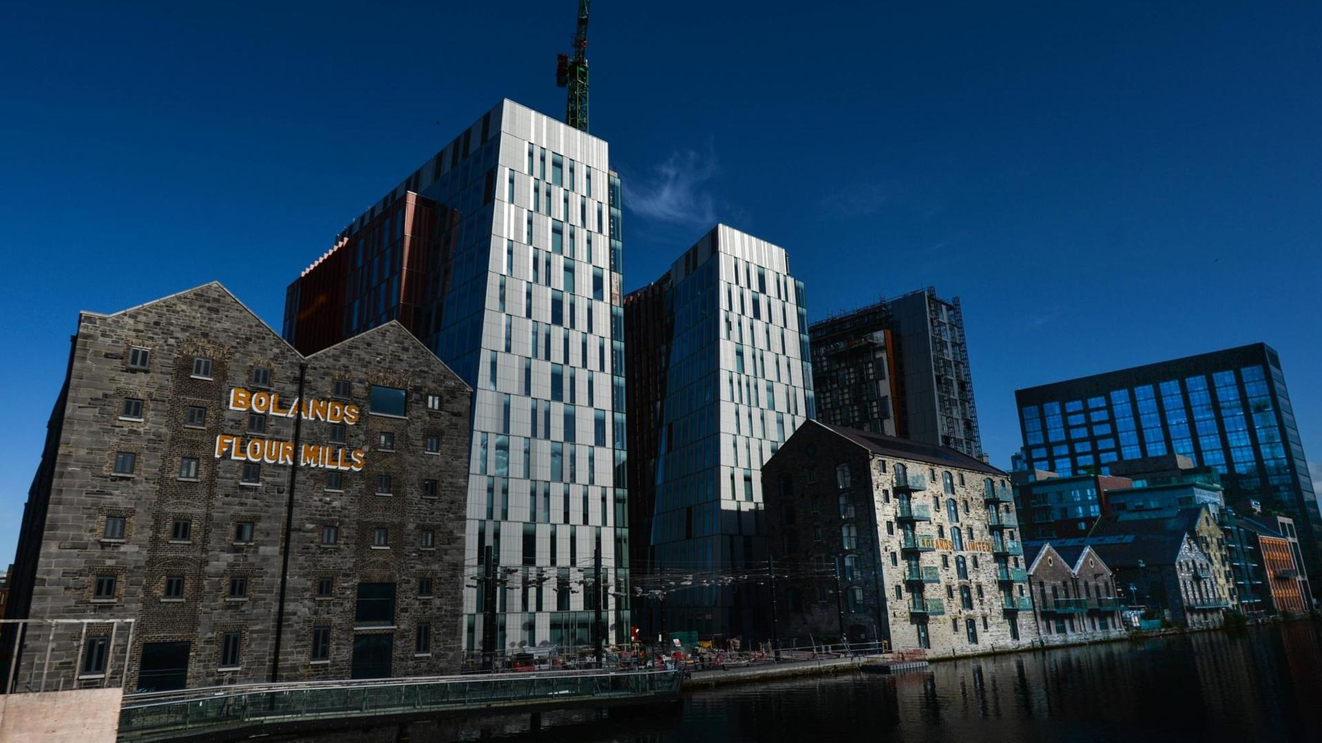Eine Gesamtansicht des fast fertiggestellten neuen Standorts Boland™s Quay in der Barrow Street in Dublin und des Gebäudes der Google EMEA-Zentrale (rechts) an den Grand Canal Docks in Dublin. Eine Gesamtansicht des fast fertiggestellten neuen Standorts Boland™s Quay in der Barrow Street in Dublin und des Gebäudes der Google EMEA-Zentrale (rechts) an den Grand Canal Docks in Dublin.
