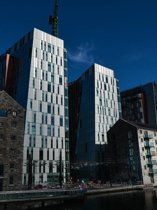 Eine Gesamtansicht des fast fertiggestellten neuen Standorts Boland™s Quay in der Barrow Street in Dublin und des Gebäudes der Google EMEA-Zentrale (rechts) an den Grand Canal Docks in Dublin.