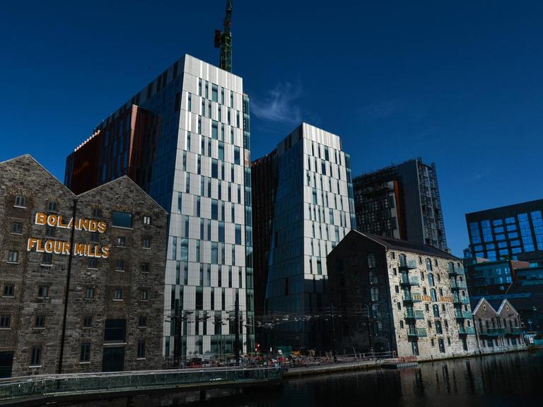 Eine Gesamtansicht des fast fertiggestellten neuen Standorts Boland™s Quay in der Barrow Street in Dublin und des Gebäudes der Google EMEA-Zentrale (rechts) an den Grand Canal Docks in Dublin.