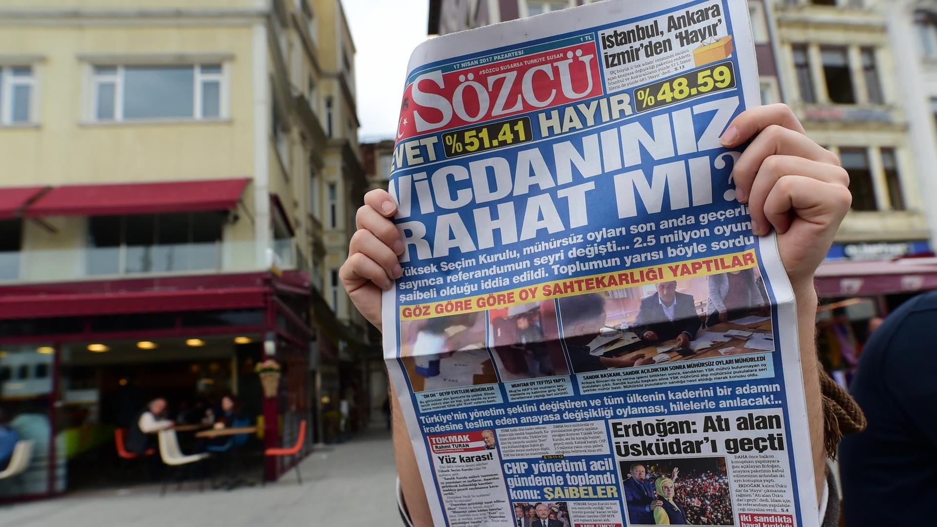 Ein Mann liest am 17. April 2017 in Istanbul einen Tag nach dem Referendum die türkische Zeitung "Sözcü" mit der Schlagzeile: "Ist Ihr Gewissen rein?"