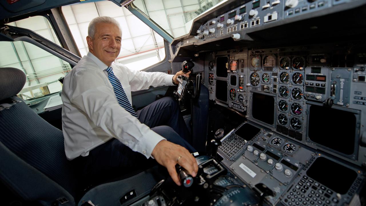 Der Ministerpräsident von Sachsen und Parteivorsitzende der CDU Sachsen, Stanislaw Tillich, sitzt am 28.06.2014 nach dem Landesparteitag der CDU Sachsen, der in einem Hangar der Elbe Flugzeugwerke GmbH in Dresden (Sachsen) stattfand, auf dem Pilotensitz im Cockpit eines DHL Airbus A300. Der Ministerpräsident von Sachsen und Parteivorsitzende der CDU Sachsen, Stanislaw Tillich, sitzt am 28.06.2014 nach dem Landesparteitag der CDU Sachsen, der in einem Hangar der Elbe Flugzeugwerke GmbH in Dresden (Sachsen) stattfand, auf dem Pilotensitz im Cockpit eines DHL Airbus A300.