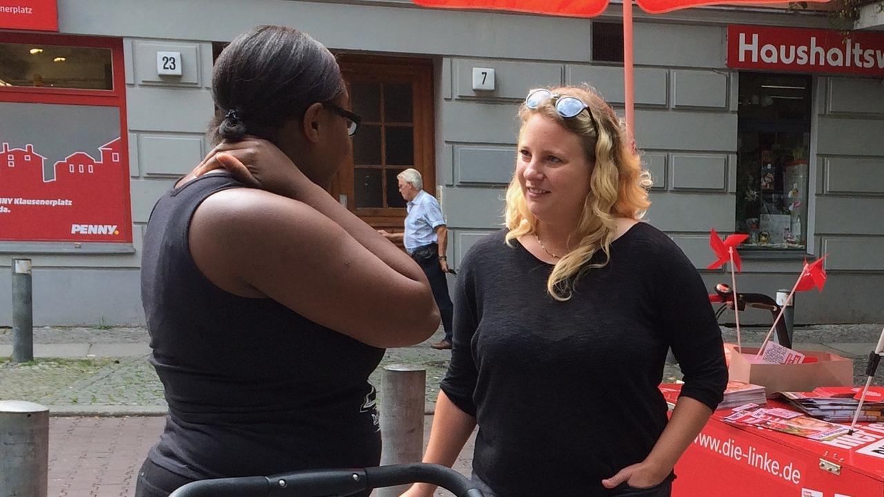 Friederike Benda, Bundestagskandidatin der Linkspartei für Berlin-Charlottenburg-Wilmersdorf, im Gespräch mit Wahlberechtigten an ihrem Wahlstand Friederike Benda, Bundestagskandidatin der Linkspartei für Berlin-Charlottenburg-Wilmersdorf, im Gespräch mit Wahlberechtigten an ihrem Wahlstand