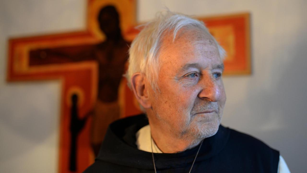 Pater Stephan Senge steht am 21.11.2017 in der Kapelle des Klosters Himmerod bei Großlittgen in der Südeifel (Rheinland-Pfalz) vor einem Wandkreuz. Pater Stephan Senge steht am 21.11.2017 in der Kapelle des Klosters Himmerod bei Großlittgen in der Südeifel (Rheinland-Pfalz) vor einem Wandkreuz.